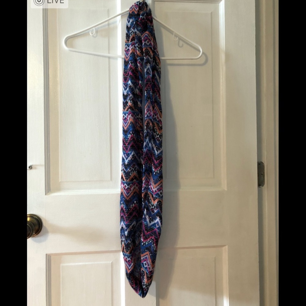 Light chevron scarf